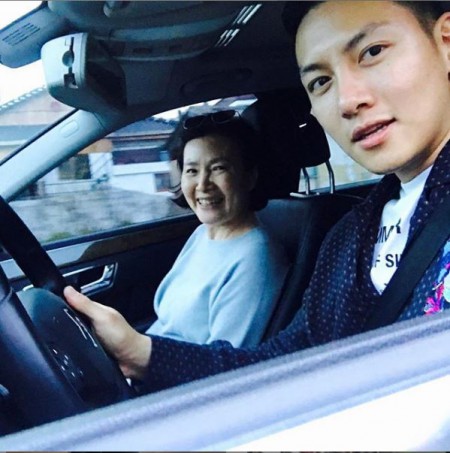Ji Chang-Wook driving his mother around in his car
